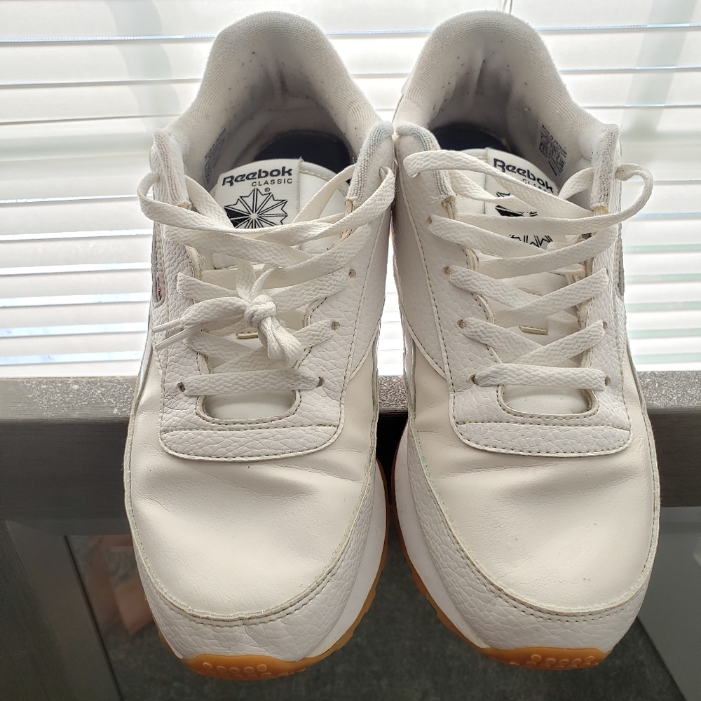 Reebok sneakers white with gum bottom